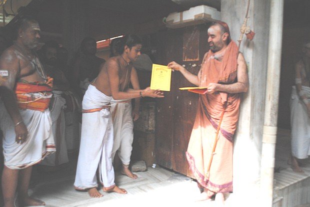 Shiva Agama Students receive Abhijna Certificates