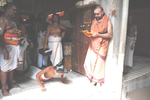 Shiva Agama Students receive Abhijna Certificates