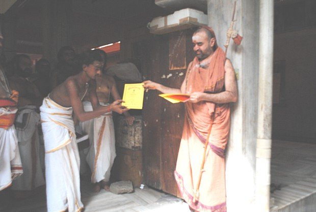 Shiva Agama Students receive Abhijna Certificates