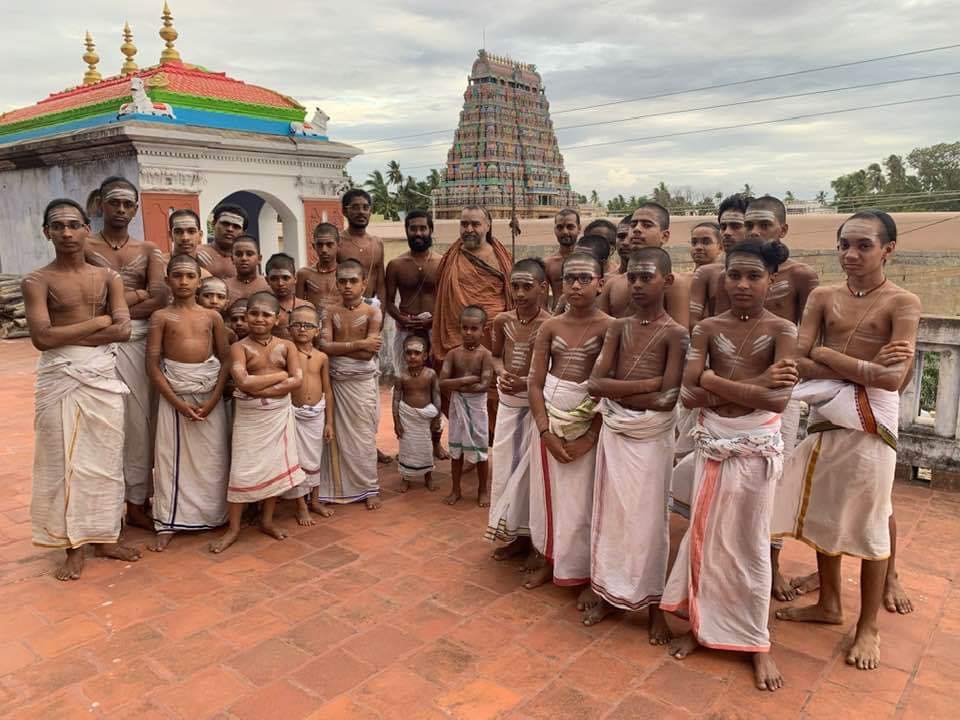 Pujyashri Shankaracharya Swamigal with Veda Vidyarthis