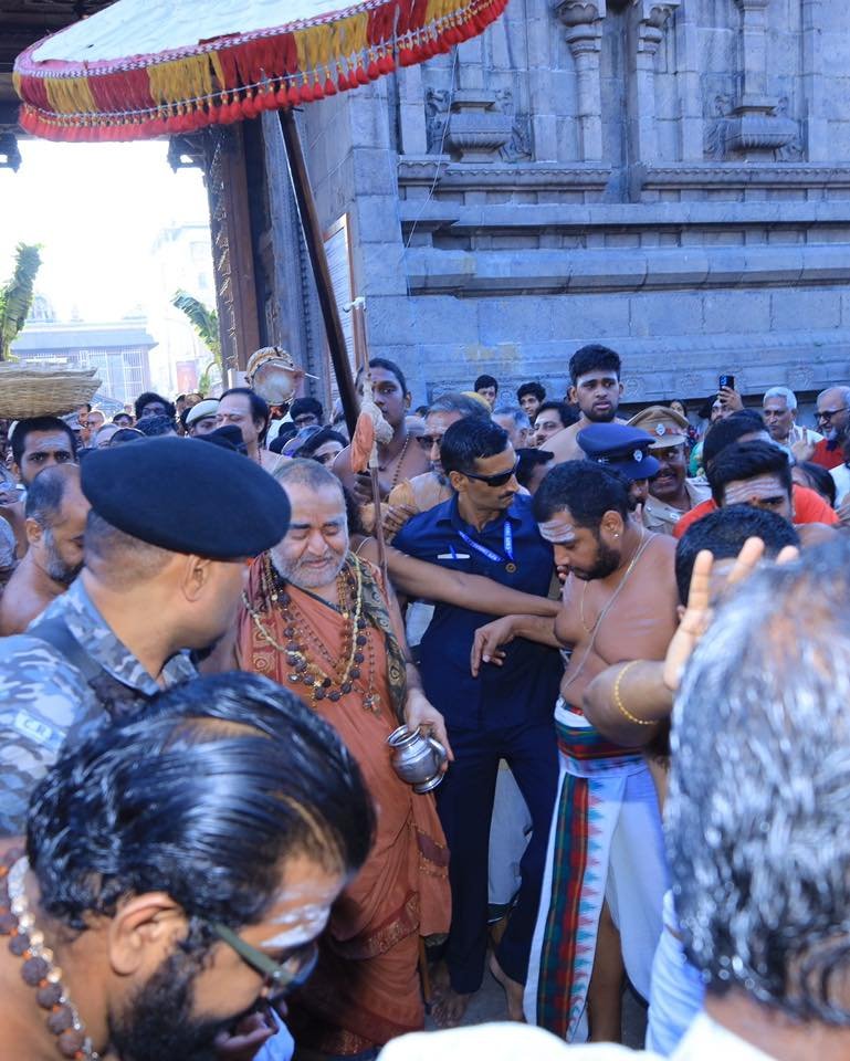 Pujya Shankaracharya Swamigal visits Sri Karpagambal sameta Sri Kapaleeswara Swami temple- Abharana Samparnam performed
