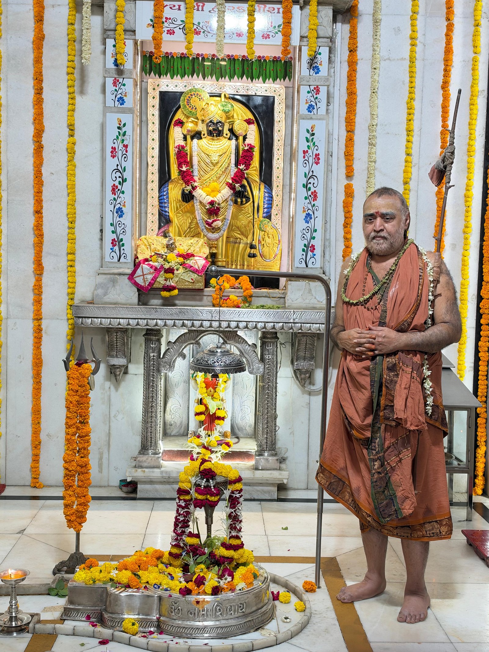 Pujya Shankaracharya Swamiji visits Sri Kashi Viswanatha Swami Mandir in Vadodara Pujya Shankaracharya Swamiji visits Sri Kashi Viswanatha Swami Mandir in Vadodara