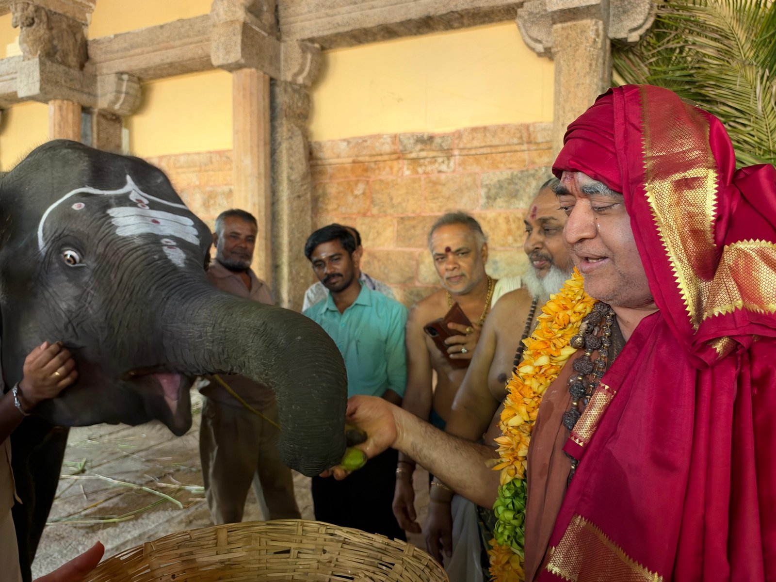 Pujya Shankaracharya Swamigal visits Sri Madurai Meenakshi Amman temple Pujya Shankaracharya Swamigal visits Sri Madurai Meenakshi Amman temple